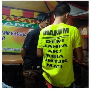 Deretan Kaus Bertulisan Absurd ini Bikin Kita Gagal Fokus. Ini mah Polusi Mata dan Visual! :( 11