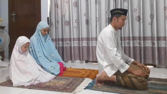 6 Pedoman Sholat Berjamaah di Rumah Sesuai Sunah, Termasuk Pengaturan Safnya yang Benar 11