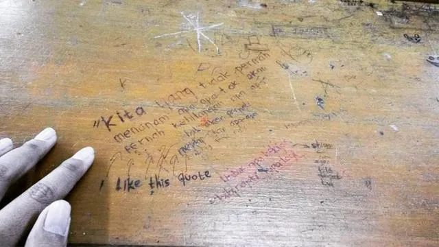 5 Jenis Coretan di Meja Kelas yang Selalu Ada di Masa Sekolah. Udah Kayak Buku Catatan 7
