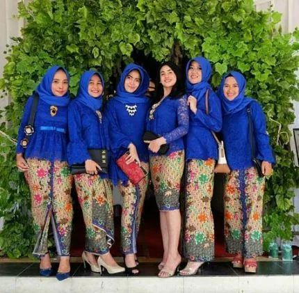 Dari 2019 Hingga Penghujung 2020, Ini 9 Desain Kebaya Biru Tua Paling Unik tapi Manis! 14