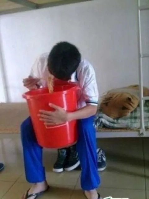11 Kelakuan Absurd Orang Saat Makan Mi Instan. Bukannya Enak, Malah Jadi Enek Nggak sih? 20