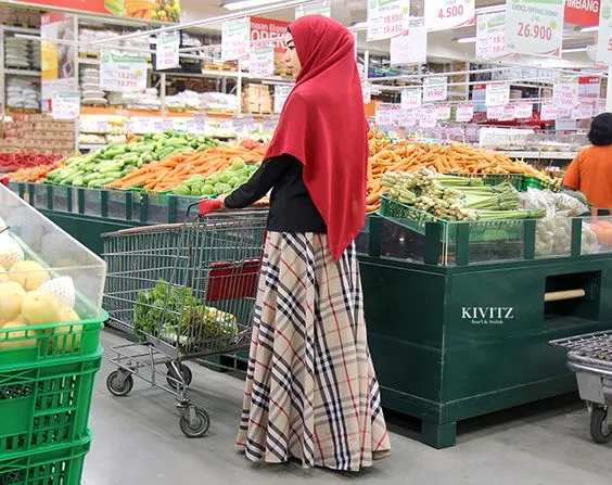 Tren Terbaru 'Groceries Look' Ala Para Hijaber. Tetap Tampil Kece Saat Berbelanja Bulanan! 12