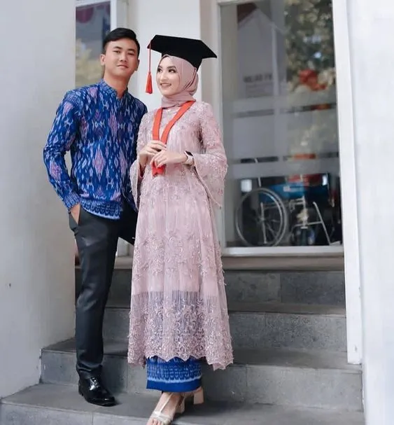 Bisa Buat Kondangan Sampai Lamaran, Ini 8 Kebaya Couple Bernuansa Pastel yang Langka! 16