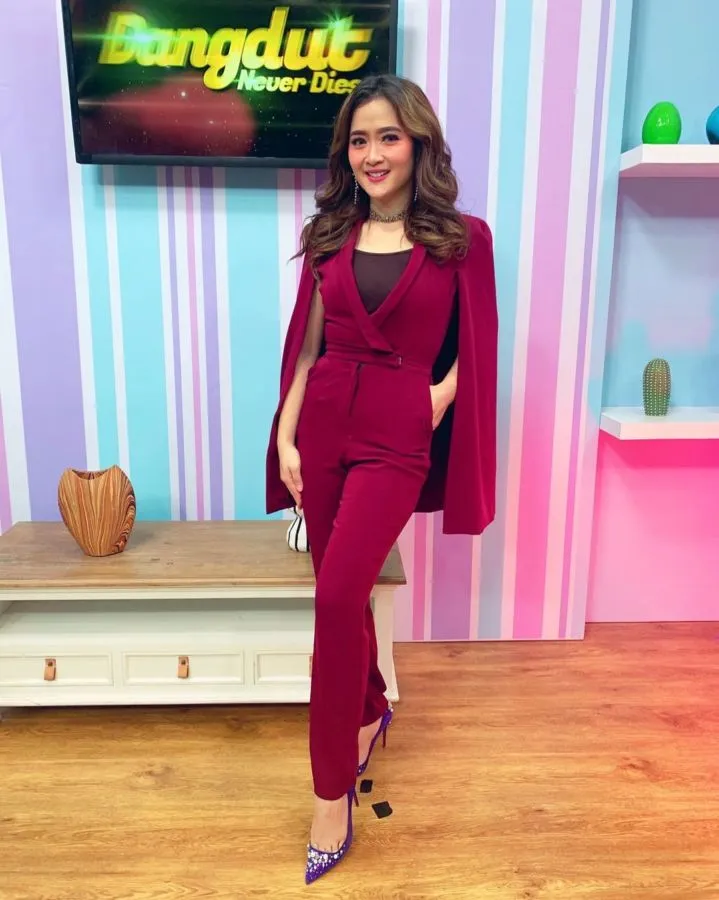 Deretan Seleb Indo yang Terkenal Humoris dan Cuek, tapi Tetap Peduli Penampilan. Keren Semua, Asli! 19