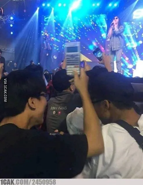 11 Kelakuan Penonton Konser yang Kelewat Kocak. Nggak Kalah Menarik Perhatian dari Penampilnya 13