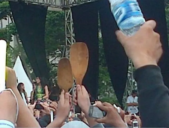 11 Kelakuan Penonton Konser yang Kelewat Kocak. Nggak Kalah Menarik Perhatian dari Penampilnya 12