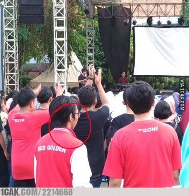 11 Kelakuan Penonton Konser yang Kelewat Kocak. Nggak Kalah Menarik Perhatian dari Penampilnya 20