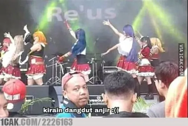 11 Kelakuan Penonton Konser yang Kelewat Kocak. Nggak Kalah Menarik Perhatian dari Penampilnya 18