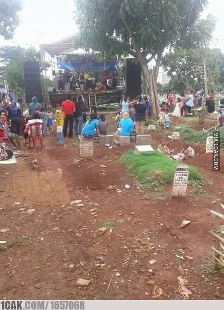 11 Kelakuan Penonton Konser yang Kelewat Kocak. Nggak Kalah Menarik Perhatian dari Penampilnya 19