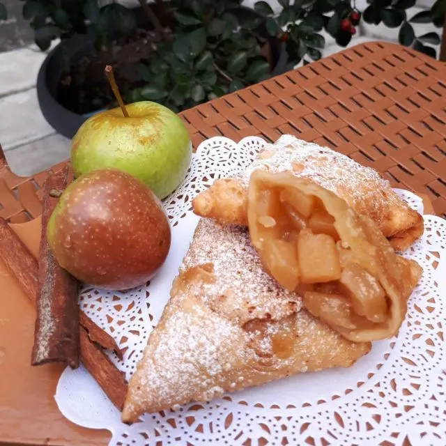 7 Resep Gorengan dari Kulit Pangsit. Tinggal Gulung Lalu Cemplang-Cemplung ke Minyak Panas 10