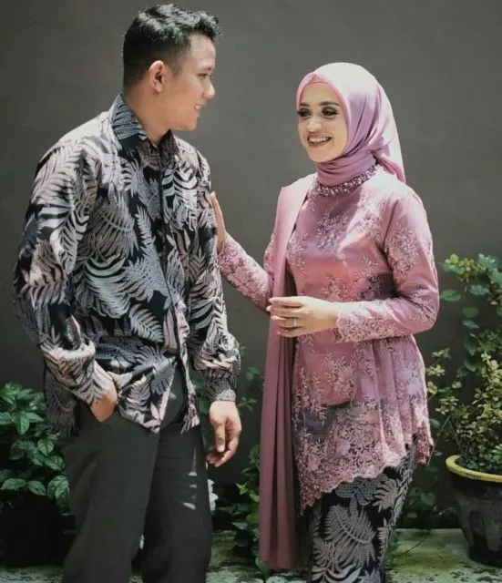 7 Ide Kebaya Lamaran Terbaru Nuansa Ungu Muda. Yang Suka Warna Pastel Lembut Gini, Cek nih! 9