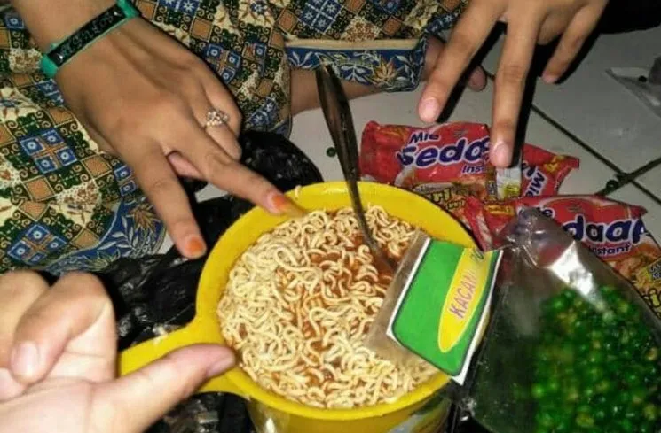 11 Kelakuan Absurd Orang Saat Makan Mi Instan. Bukannya Enak, Malah Jadi Enek Nggak sih? 18
