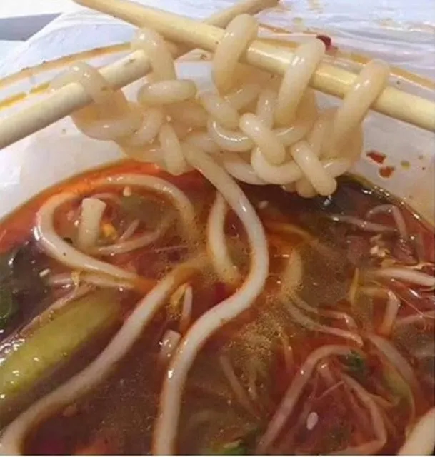 11 Kelakuan Absurd Orang Saat Makan Mi Instan. Bukannya Enak, Malah Jadi Enek Nggak sih? 17