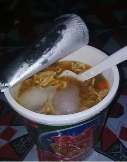 11 Kelakuan Absurd Orang Saat Makan Mi Instan. Bukannya Enak, Malah Jadi Enek Nggak sih? 16