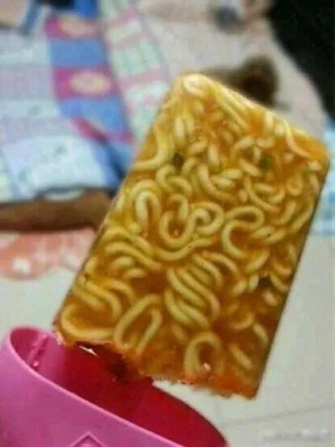 11 Kelakuan Absurd Orang Saat Makan Mi Instan. Bukannya Enak, Malah Jadi Enek Nggak sih? 21