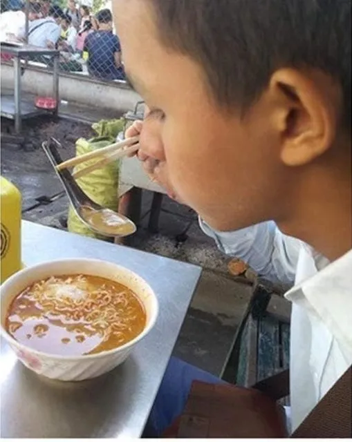 11 Kelakuan Absurd Orang Saat Makan Mi Instan. Bukannya Enak, Malah Jadi Enek Nggak sih? 19