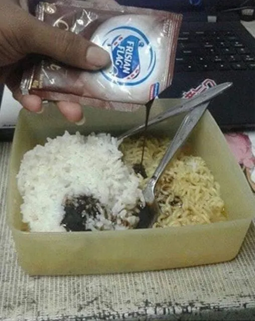 11 Kelakuan Absurd Orang Saat Makan Mi Instan. Bukannya Enak, Malah Jadi Enek Nggak sih? 14