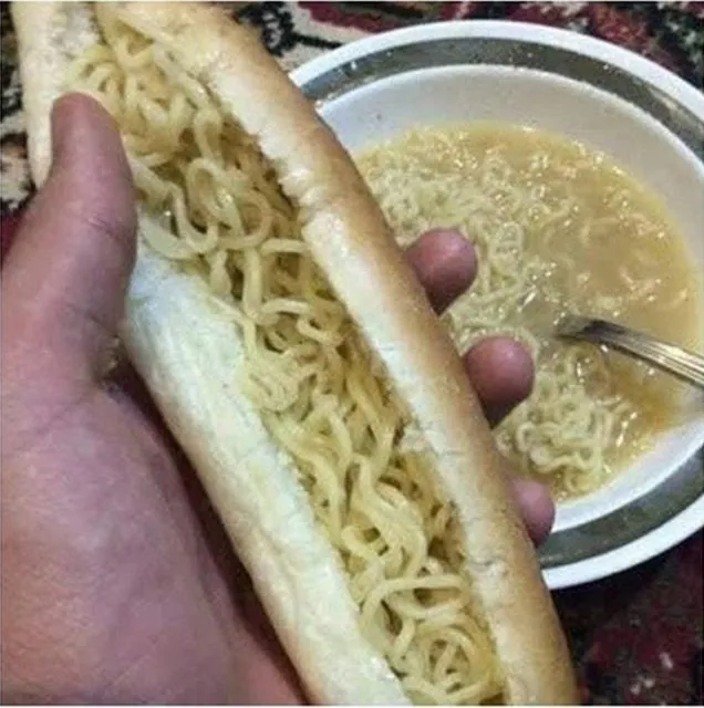 11 Kelakuan Absurd Orang Saat Makan Mi Instan. Bukannya Enak, Malah Jadi Enek Nggak sih? 13
