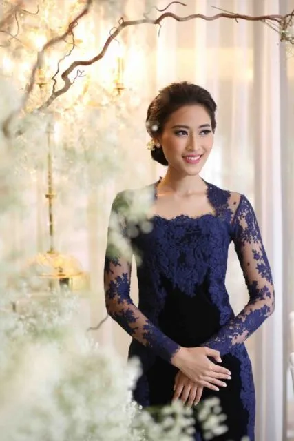 Dari 2019 Hingga Penghujung 2020, Ini 9 Desain Kebaya Biru Tua Paling Unik tapi Manis! 15