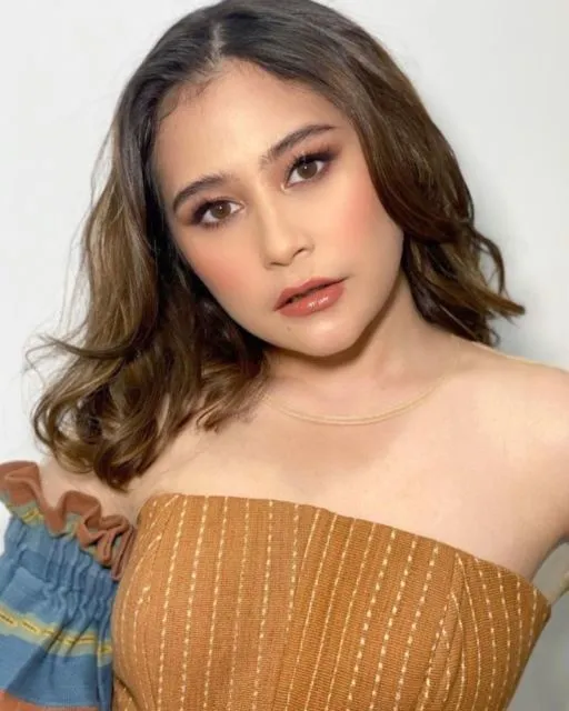 Terbilang Unik bahkan Aneh, Kebiasaan 6 Artis ini Cukup Bikin Publik Heran. Ada yang Masih Ngedot! 7