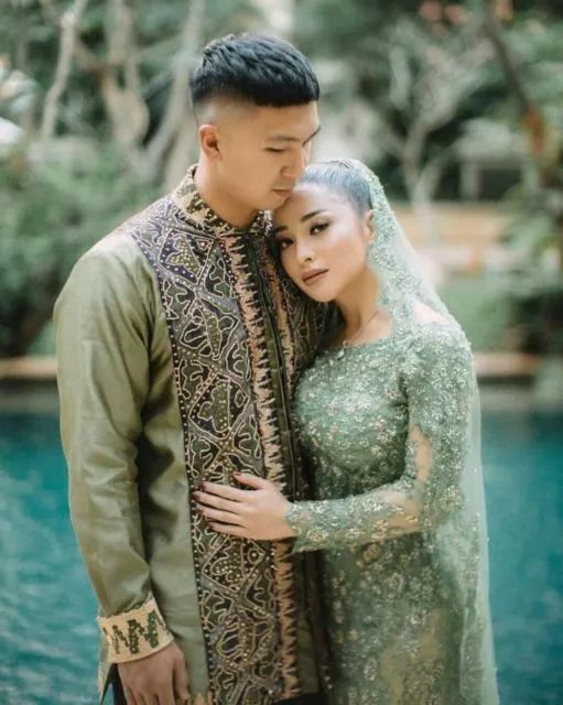 Bisa Buat Kondangan Sampai Lamaran, Ini 8 Kebaya Couple Bernuansa Pastel yang Langka! 9
