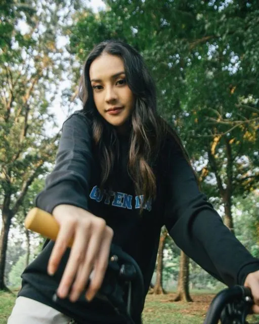 Terbilang Unik bahkan Aneh, Kebiasaan 6 Artis ini Cukup Bikin Publik Heran. Ada yang Masih Ngedot! 9