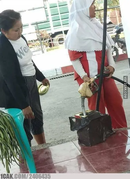 11 Wadah yang Digunakan Orang Saat Beli Bensin. Jeriken mah Masih Biasa, Ada yang Lebih Kocak nih~ 13