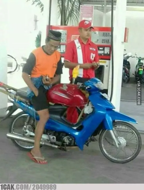 11 Wadah yang Digunakan Orang Saat Beli Bensin. Jeriken mah Masih Biasa, Ada yang Lebih Kocak nih~ 16