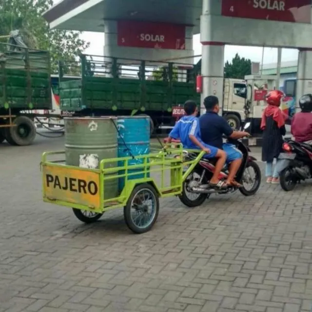 11 Wadah yang Digunakan Orang Saat Beli Bensin. Jeriken mah Masih Biasa, Ada yang Lebih Kocak nih~ 17