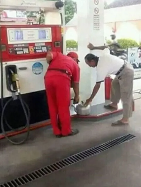 11 Wadah yang Digunakan Orang Saat Beli Bensin. Jeriken mah Masih Biasa, Ada yang Lebih Kocak nih~ 15