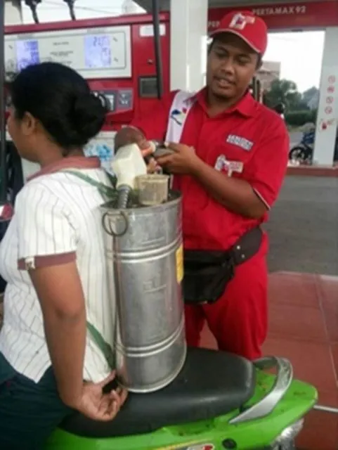 11 Wadah yang Digunakan Orang Saat Beli Bensin. Jeriken mah Masih Biasa, Ada yang Lebih Kocak nih~ 14