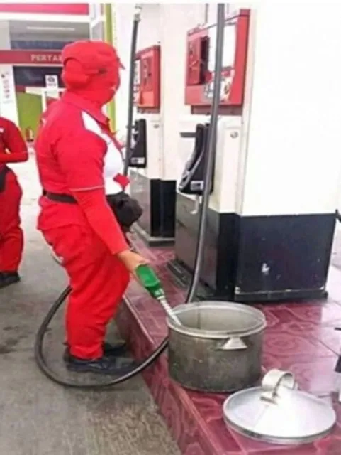 11 Wadah yang Digunakan Orang Saat Beli Bensin. Jeriken mah Masih Biasa, Ada yang Lebih Kocak nih~ 19
