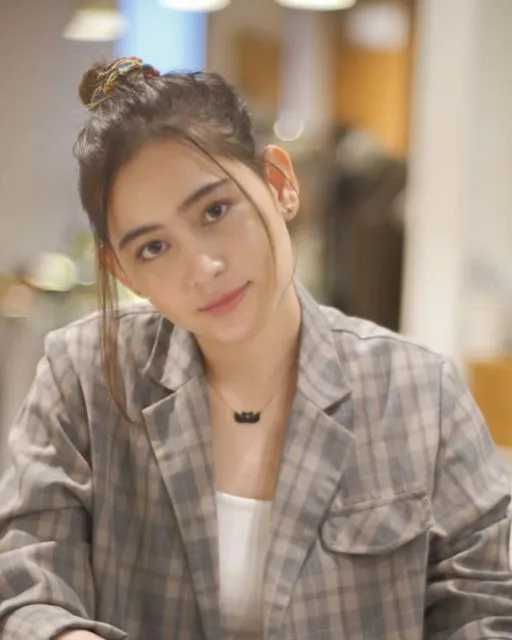 Terbilang Unik bahkan Aneh, Kebiasaan 6 Artis ini Cukup Bikin Publik Heran. Ada yang Masih Ngedot! 12
