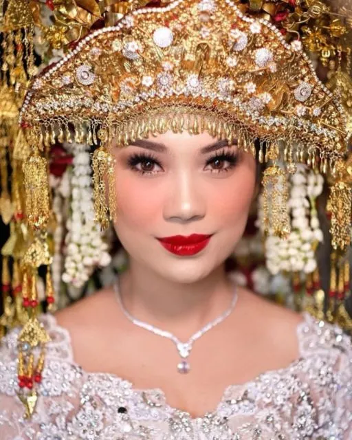 7 Inspirasi Make-up Pernikahan dengan Pilihan Warna Bibir yang Bold dan Berani. Cakep! 14