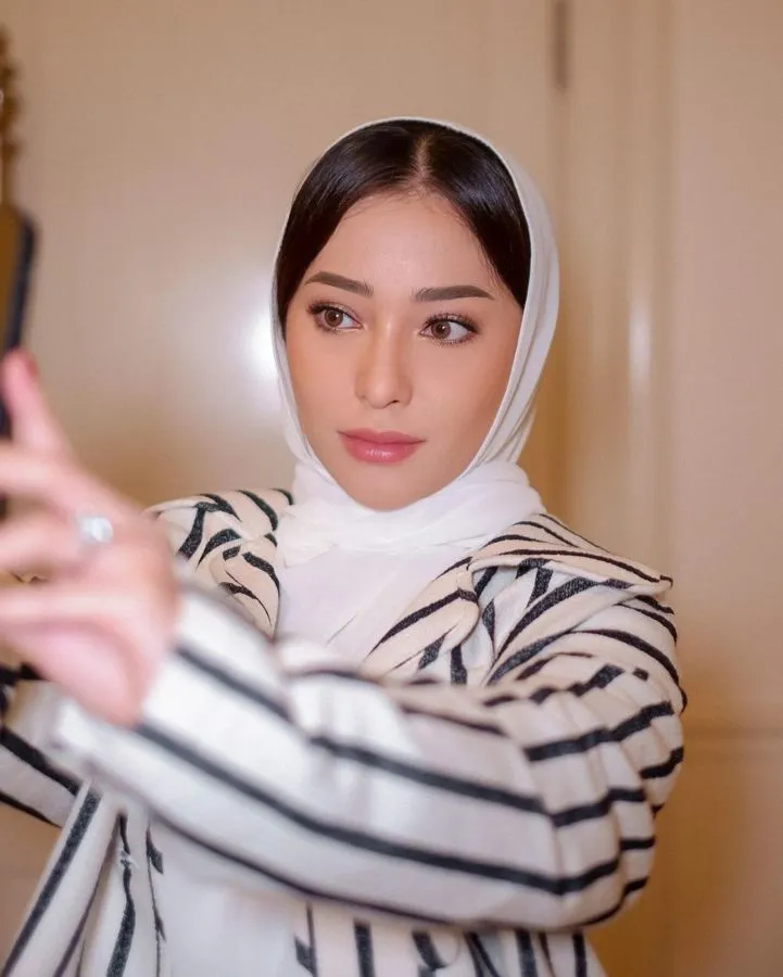 10 Artis Indonesia yang Pernah Mencoba Peruntungan Menjadi Seorang Sutradara. Udah Tahu? 20