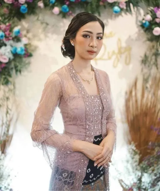 7 Ide Kebaya Lamaran Terbaru Nuansa Ungu Muda. Yang Suka Warna Pastel Lembut Gini, Cek nih! 8