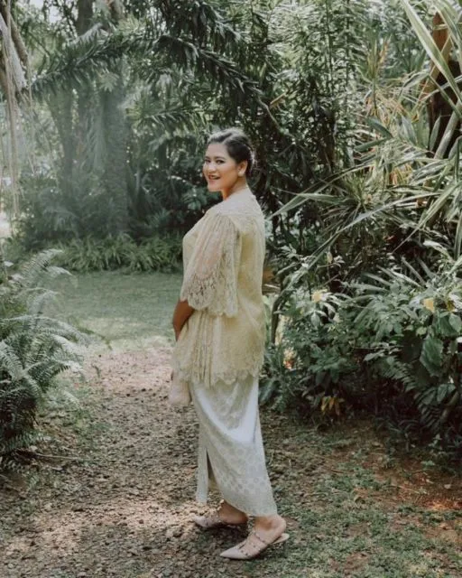 Inspirasi Model Kebaya yang Pernah Dipakai Kahiyang Ayu; Semuanya Simpel tapi Elegan! 16