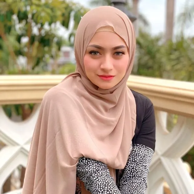 Gaya Hijabnya Jadi Perbincangan, Ini Detail Penampilan Nathalie Holscher yang Sesungguhnya! 8