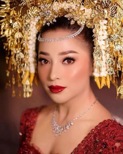 7 Inspirasi Make-up Pernikahan dengan Pilihan Warna Bibir yang Bold dan Berani. Cakep! 13