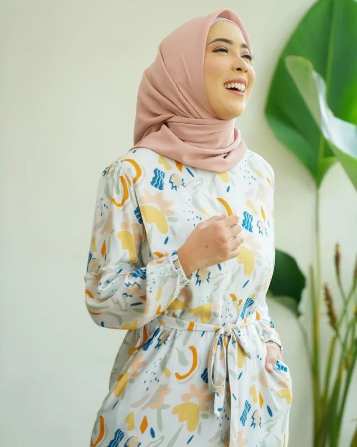 Deretan Seleb Indo yang Terkenal Humoris dan Cuek, tapi Tetap Peduli Penampilan. Keren Semua, Asli! 18