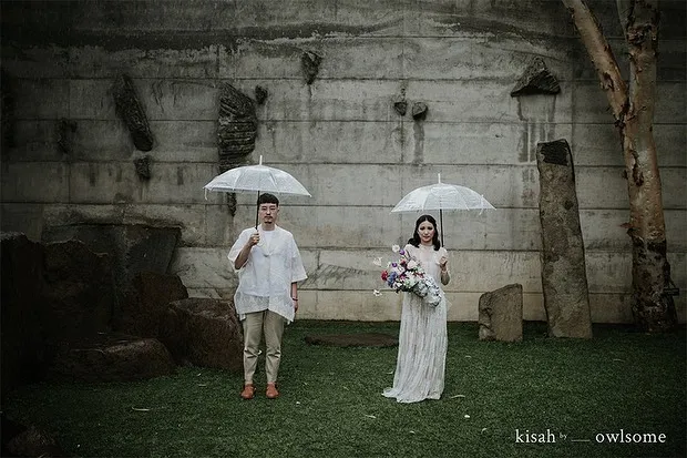 7 Ide Pose Pre-wedding di Bawah Derai Hujan. Duh, Romantisnya Sungguh Nggak Ketulungan~ 8