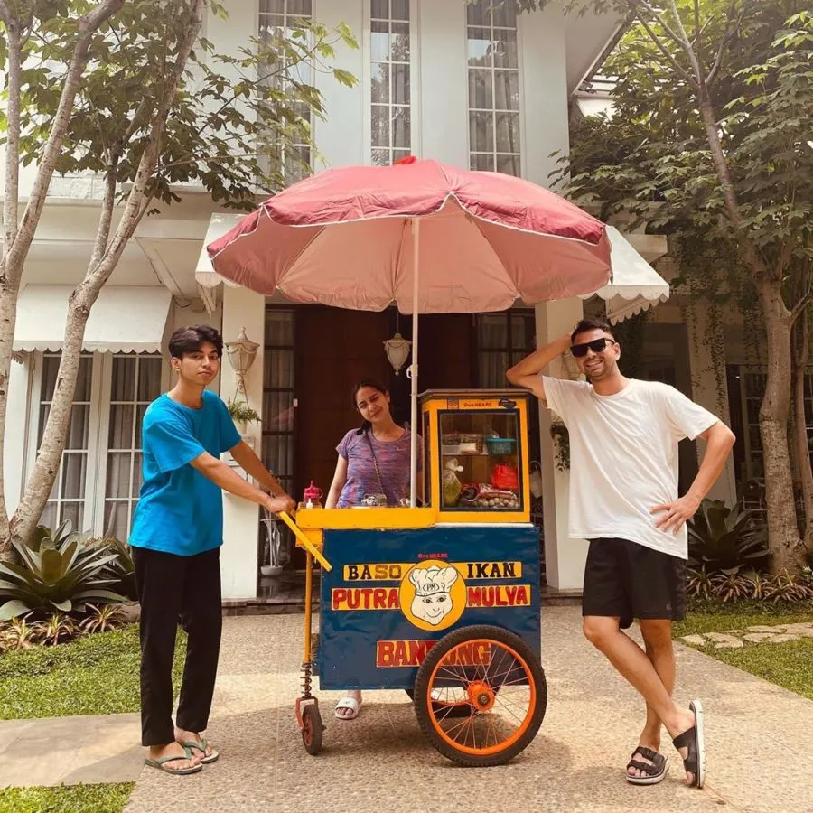 Akhirnya Ketemu sang Tukang Bakso, Raffi Ahmad Janji Akan Biayai Kuliah Kembarannya. Mulia Banget! 3
