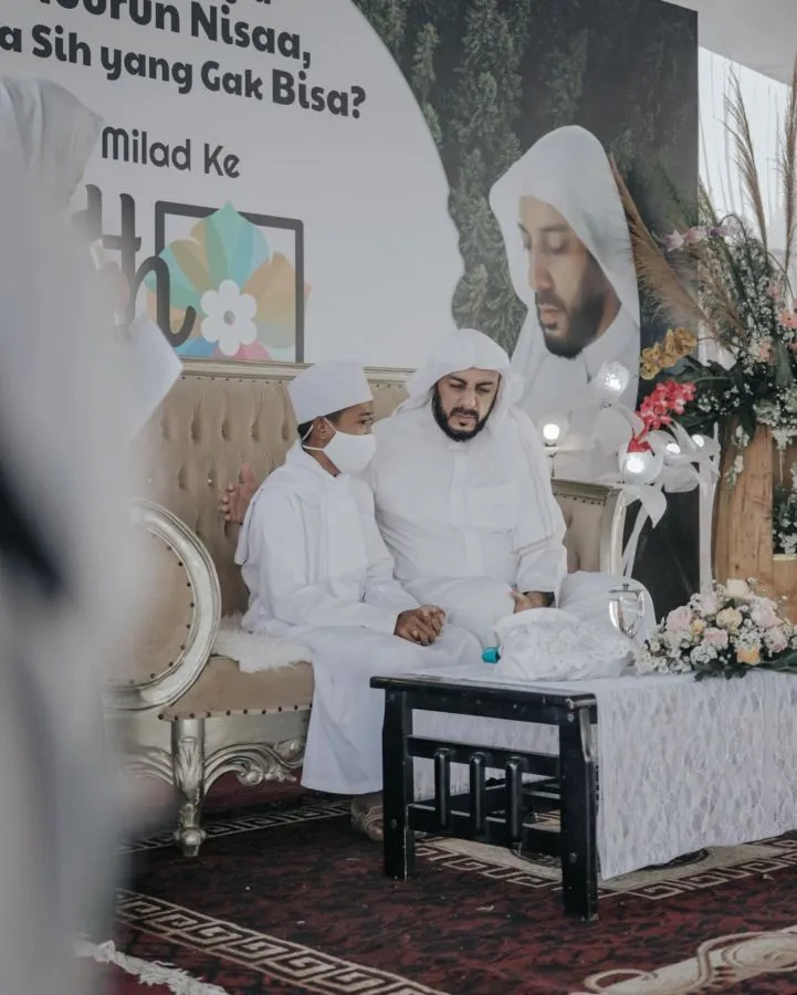 Bikin Haru, Pemulung Viral yang Baca Alquran Diangkat Jadi Anak oleh Syekh Ali Jaber. Diajak Umrah! 4