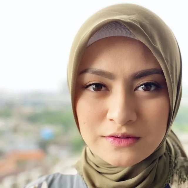 Gaya Hijabnya Jadi Perbincangan, Ini Detail Penampilan Nathalie Holscher yang Sesungguhnya! 10