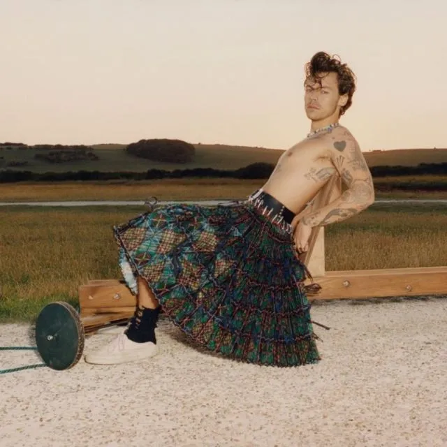 Jadi Cover Majalah Vogue, Penampilan Harry Styles Kembali Jadi Sorotan. Asli, Nyentrik Banget! 9