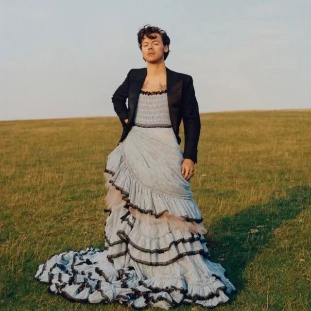 Jadi Cover Majalah Vogue, Penampilan Harry Styles Kembali Jadi Sorotan. Asli, Nyentrik Banget! 16