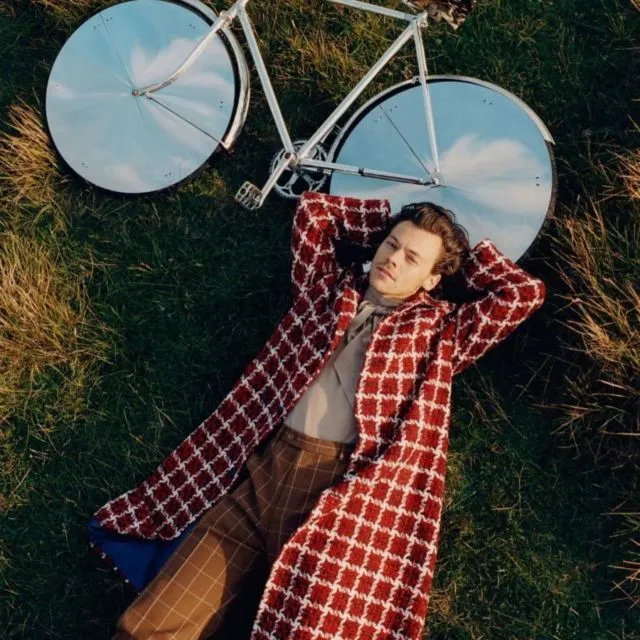 Jadi Cover Majalah Vogue, Penampilan Harry Styles Kembali Jadi Sorotan. Asli, Nyentrik Banget! 13