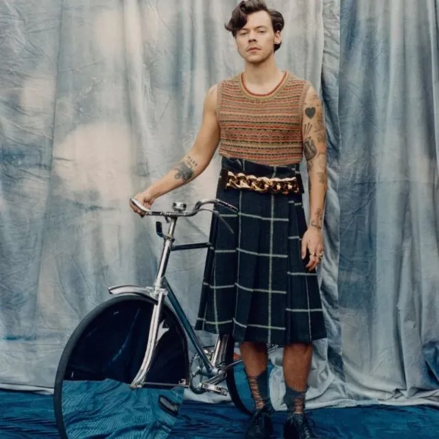 Jadi Cover Majalah Vogue, Penampilan Harry Styles Kembali Jadi Sorotan. Asli, Nyentrik Banget! 14