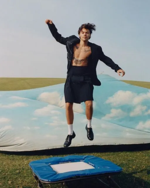 Jadi Cover Majalah Vogue, Penampilan Harry Styles Kembali Jadi Sorotan. Asli, Nyentrik Banget! 11