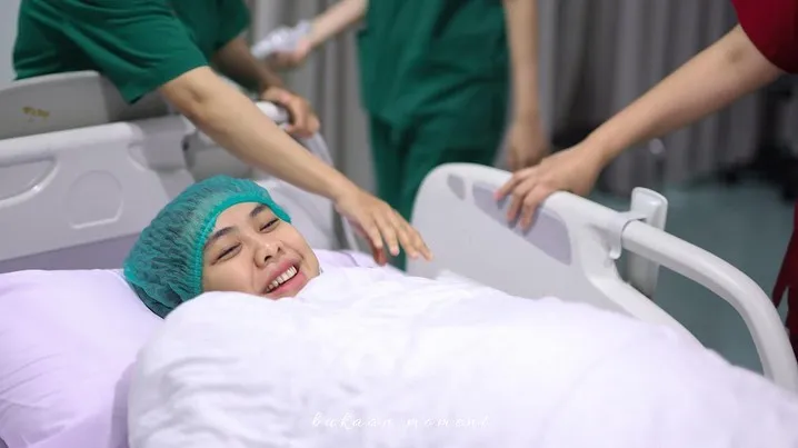 Akhirnya Melahirkan Anak keempat, Oki Setiana Dewi Sempat Syok Bayinya Tak Menangis Kencang 3